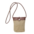 Bolso bandolera de paja con solapa de cuero marrón y detalle de perla blanca - Marrón