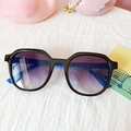 Occhiali da sole poligonali per bambini con montatura nera e lenti sfumate viola-blu - Nero