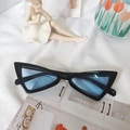 Lunettes de soleil œil de chat monture noire et verres bleu clair sur soie blanche - Monture Noire Verres Bleus
