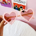 Lunettes de soleil cœur roses pour enfants avec bords festonnés et branches dorées pailletées - Rose