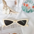 Occhiali da sole retrò cat-eye con montatura triangolare color crema e lenti scure - Bianco Sporco