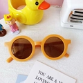 Trendy oranje ronde zonnebril voor kinderen met donkere UV-beschermende glazen en montuur - Geel