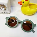Trendy ronde kinderzonnebril in mat donkergroen met uv-beschermende lenzen - Groen