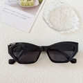 Gafas de sol retro de ojo de gato negras con lentes oscuras en fondo minimalista - Negro