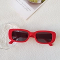 Retro rode ovale zonnebril met dik montuur en stijlvol C-letter metaalaccent op de poot - Rood