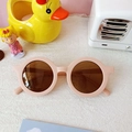 Roze matte ronde zonnebril voor kinderen met donkerbruine glazen en UV-bescherming - Jellyroze