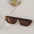 Retro tortoise shell rectangle cat-eye sunglasses with brown lenses on white background - Leopard / Brown