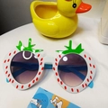 Kinder-Erdbeer-Sonnenbrille mit weißem Rahmen, roten Punkten und blauen Bügeln - Weiß
