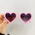 Lunettes de soleil cœur roses pour enfants avec monture ondulée et verres foncés - Rose Solide