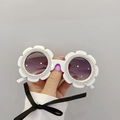 Détail de lunettes de soleil fleurs pour enfants avec strass blancs et verres violets - Double Strass Blanc