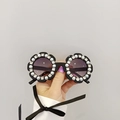 Détail de lunettes de soleil fleurs pour enfants avec perles blanches et strass brillants - Perle Noire Strass