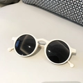 Lunettes de soleil rétro rondes blanc crème avec verres noirs et embouts à billes - Blanc