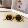 Retro-Rundrahmen-Sonnenbrille in hellem Gelb mit dunklen Gläsern und matter Textur - Gelb