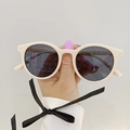 Modische Kinder-Rundsonnenbrille mit cremefarbenem Rahmen und dunklen Gläsern - Creme