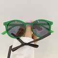Runde grüne Kinder-Sonnenbrille in Gelee-Optik mit dunklen Gläsern für den Strand - Transparentes Grün