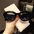 Gros plan sur lunettes de soleil œil-de-chat noires avec détails de certification CE - Noir