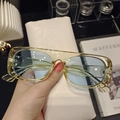 Detalle de gafas de sol retro amarillas con lentes azules y estuche de cuero blanco - Montura Amarilla Transparente Lente Azul