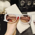 Primer plano de gafas de sol blancas rectangulares con lentes marrones y funda de piel - Montura Blanca Lentes Rosa Amarillo