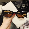 Occhiali da sole cat-eye retrò con montatura nera, lenti marroni e custodia in pelle bianca - Montatura Nera Lenti Tè