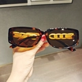 Lunettes de soleil rectangulaires en écaille avec décorations de chaîne dorée sur les branches - Écaille de tortue