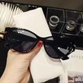 Eleganti occhiali da sole neri cat-eye con cerniere geometriche dorate per donna - Nero