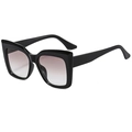 Occhiali da sole cat-eye oversize con montatura nera e lenti grigie sfumate, vista laterale a 45° - Nero Lucido