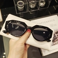 Gafas de sol cat-eye hexagonales negras con lentes oscuras y estuche blanco - Negro
