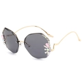 Modieuze randloze oversized zonnebril met bloemige diamantaccenten en gouden montuur - Gouden Frame Grijze Lens