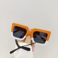 Occhiali da sole bicolore arancione e bianco UV400 squadrati per bambini con finitura opaca - Giallo Sopra Bianco Sotto