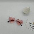Herzförmige Sonnenbrille für Kinder in Rosa mit Wellenrand und schwarzen Punkten - Rosa