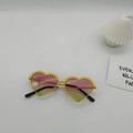 Nahaufnahme einer herzförmigen Sonnenbrille mit gelbem Rahmen und Verlaufsgläsern - Gelb