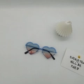 Détail de lunettes de soleil cœur pour enfants avec bords fleuris et verres dégradés bleu-rose - Bleu Rose