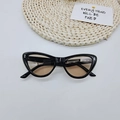 Dettaglio occhiali da sole cat eye con accenti metallici e lenti color tè - Montatura Nera Champagne