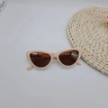 Dettaglio degli occhiali da sole vintage cat-eye rosa cipria con lenti sfumate marroni - Rosa Riso