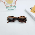 Gafas de sol ovaladas retro con montura de carey leopardo y lentes marrón oscuro - Estampado de leopardo
