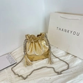 Borsa a secchiello dorata con trama coccodrillo, nappe e elegante tracolla a catena - Oro