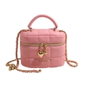 Rosa gesteppte Eimertasche mit Kettenriemen und Herzanhänger-Detail von CLEAR K - Rosa