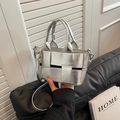 Silberne gewebte Mini-Eimertasche mit Metallic-Finish und abnehmbarem Schultergurt - Silber