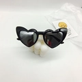 Gros plan de lunettes de soleil coeur enfant sur une bougie pour un look tendance - Monture Noire Miroir Argent