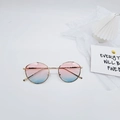 Détail de lunettes de soleil rondes en métal doré avec verres dégradés rose et bleu - Bleu Pâle
