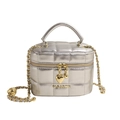 Silberne gesteppte Beuteltasche mit Kettenriemen und Herzanhänger in Metallic - Silber