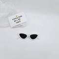 Detail van witte cat-eye zonnebril voor kinderen met zwarte glazen op een witte achtergrond - Wit