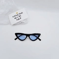 Gedetailleerd bovenaanzicht van retro cat-eye zonnebril met zwart montuur en blauwe glazen - Zwart Frame Blauwe Lenzen