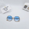 Detailansicht der runden Kinder-Sonnenbrille mit Perlenbesatz und blauem Verlaufglas - Blau