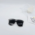 Vue détaillée des lunettes de soleil noires surdimensionnées pour enfants au style tendance - Monture Gunmetal Verres Gris
