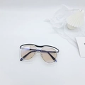 Détail de lunettes de soleil tendance pour enfants avec double monture dorée et verres - Champagne
