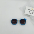 Detailopname van blauwe achthoekige kinderzonnebril met een schattige mesh strik op frame - Blauw