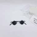 Détail de lunettes de soleil rétro pour enfants avec monture métal et verres losanges - Gris