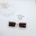 Lunettes de soleil roses rectangulaires pour enfants avec verres foncés sur fond clair - Rose