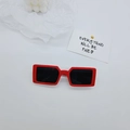 Vue détaillée de lunettes de soleil carrées rouges pour enfants sur fond blanc - Rouge
